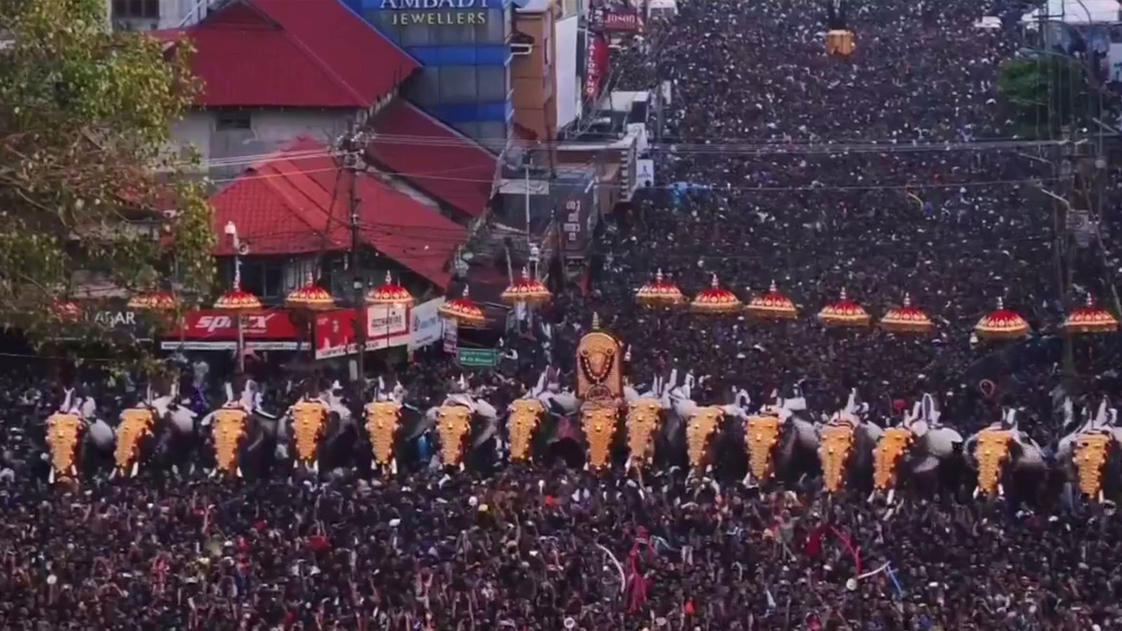 திருச்சூர் பூரம் 2026: கேரளாவின் கலாச்சாரத் தலைநகரில் களைகட்டிய மகா திருவிழா - லட்சக்கணக்கான பக்தர்கள் திரண்டனர்!