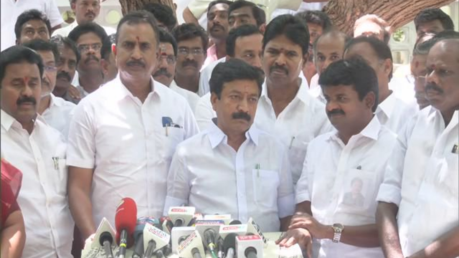 'தகுதி நீக்கம் கோரி மனு': எடப்பாடி பழனிசாமி உள்ளிட்ட 22 எம்.எல்.ஏ.க்கள் மீது அதிரடி நடவடிக்கை!