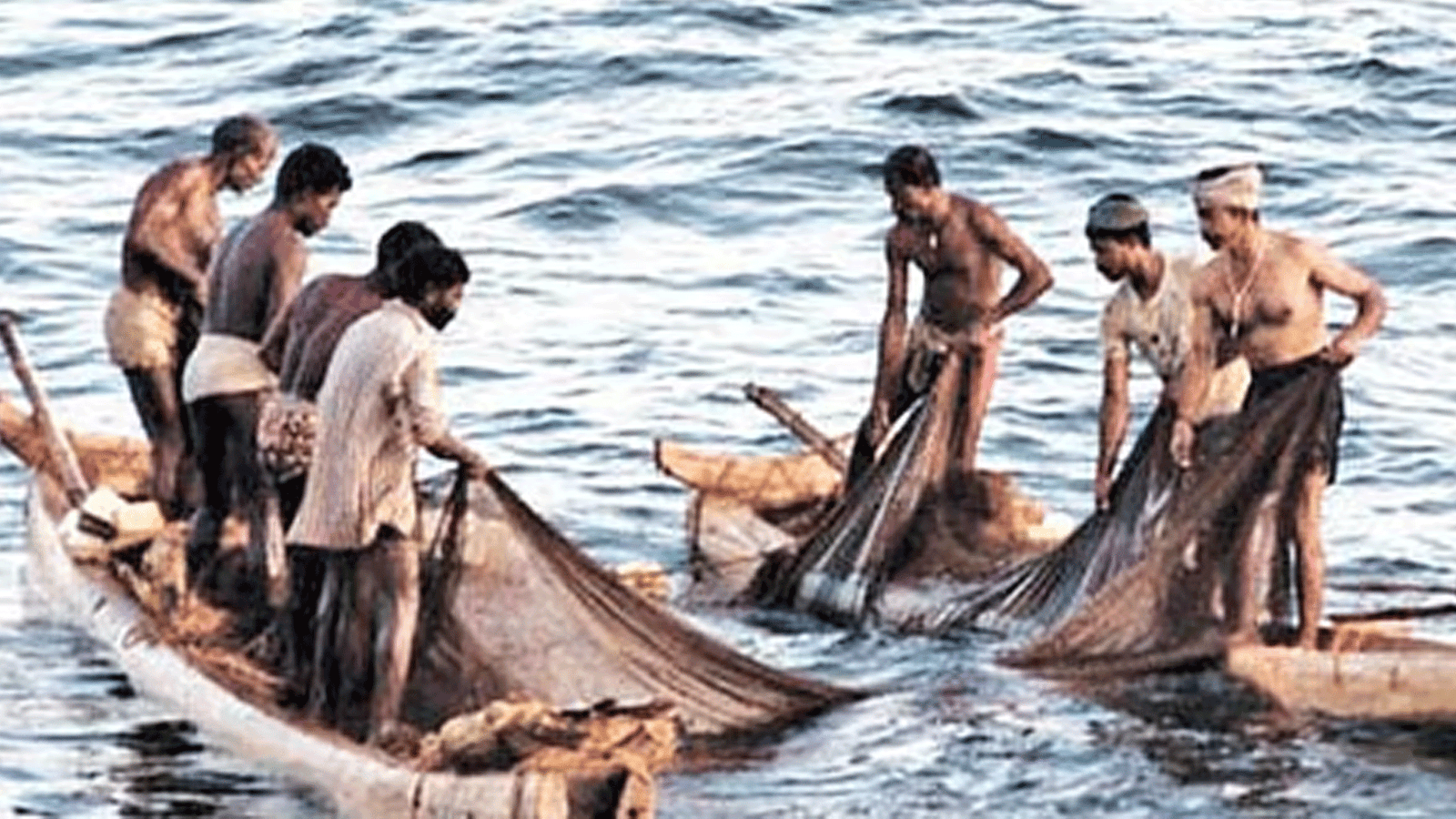 பழவேற்காடு கடலில் மீன்பிடித்த மீனவர் வலையில் பயங்கர வெடிகுண்டு சிக்கியது: 15 கிலோ எடையுடன் மீட்பு!