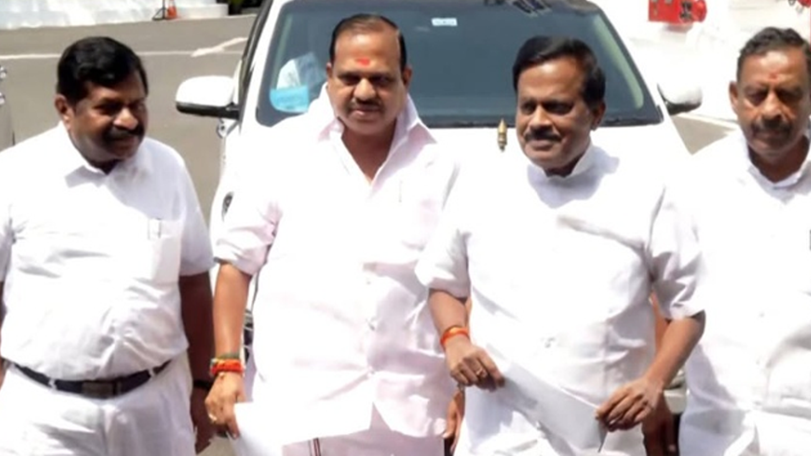 "3 எம்.எல்.ஏ.க்கள் ராஜினாமாவை ஏற்றதற்கு எதிர்ப்பு: சபாநாயகர் ஜே.சி.டி.பிரபாகரை நேரில் சந்தித்து அதிமுக எம்.எல்.ஏ.க்கள் வலியுறுத்தல்!"