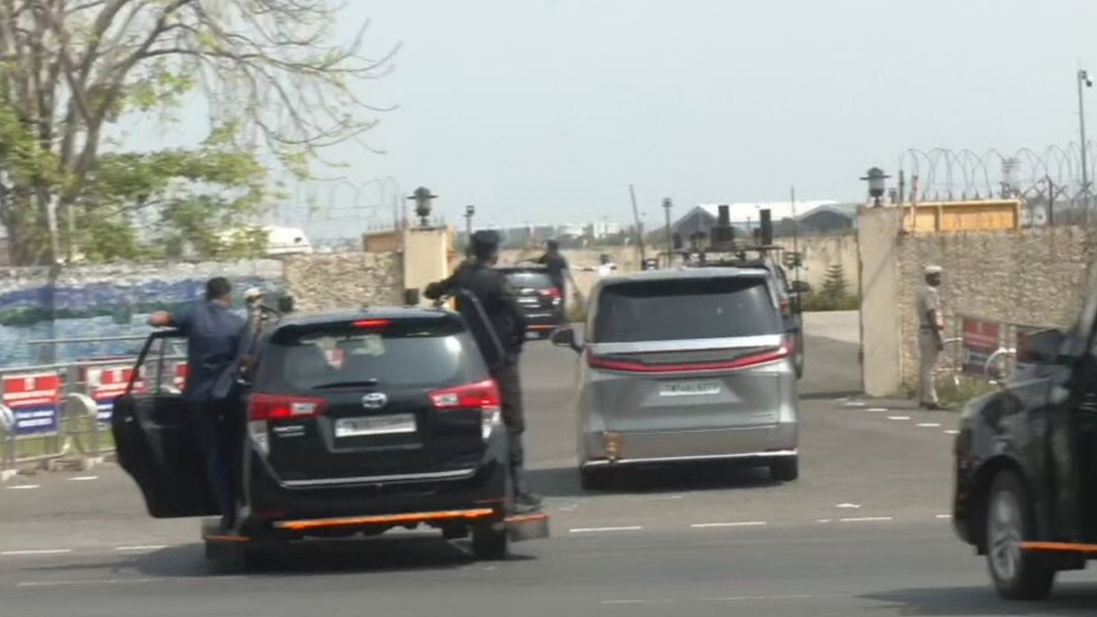 கோட்டையிலிருந்து டெல்லிக்குப் புறப்பட்டார் முதலமைச்சர் விஜய்: இன்று மாலை பிரதமர் மோடியுடன் முக்கியச் சந்திப்பு! ஜே.என்.யு-வில் திருவள்ளுவர் சிலையையும் திறக்கிறார்!