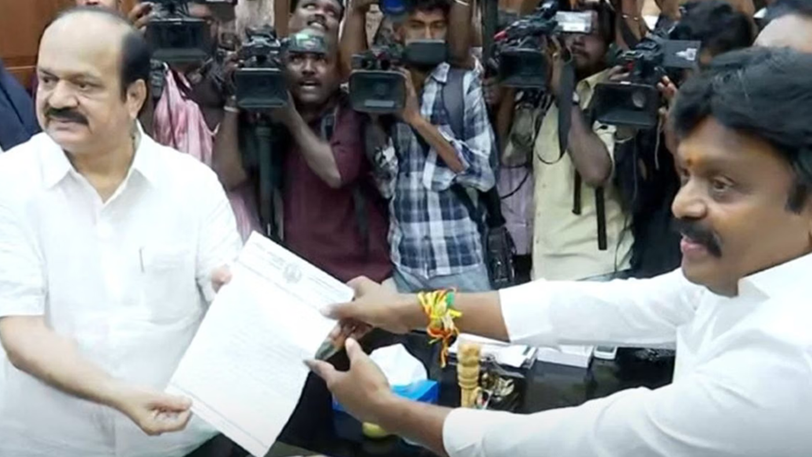 "நாளை முடிவு".. தகுதிநீக்க மனுக்களை வாபஸ் பெற இருதரப்பும் மனு அளித்துள்ளதாக சட்டப்பேரவைத் தலைவர் ஜே.சி.டி பிரபாகர் அதிரடி அறிவிப்பு!