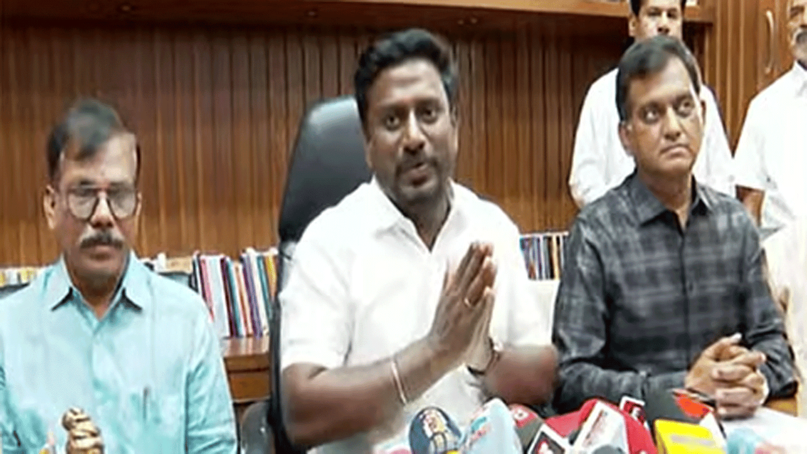 "இருமொழிக் கொள்கை தமிழ்நாட்டுப் பிள்ளைகளின் DNA-விலேயே இருக்கிறது!" - புதிய மாணவர் சேர்க்கை விழாவில் பள்ளி கல்வித்துறை அமைச்சர் ராஜ்மோகன் அதிரடி பேச்சு!