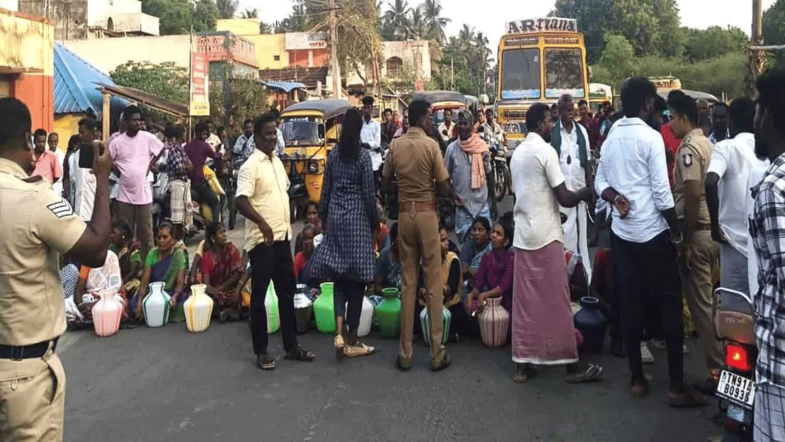 குடிநீர் கேட்டு வெடித்த போராட்டம்: கடந்த 15 நாட்களாகத் தவித்த பொதுமக்கள்! சாலை மறியலில் ஈடுபட்டவர்களை வலுக்கட்டாயமாகக் கைது செய்த காவல் துறை!