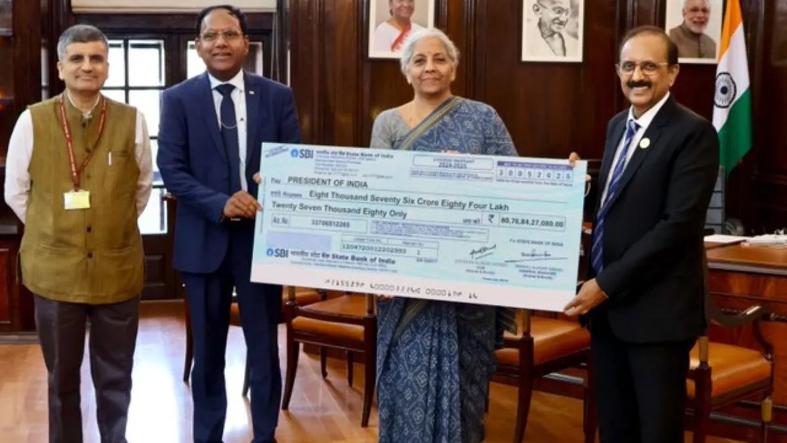 மத்திய அரசுக்குக் கொட்டிக்கொடுத்த எஸ்பிஐ! ஈவுத்தொகையாக ₹8,813 கோடி மெகா காசோலையை நிதியமைச்சர் நிர்மலா சீதாராமனிடம் வழங்கினார் தலைவர் சி.எஸ்.செட்டி!