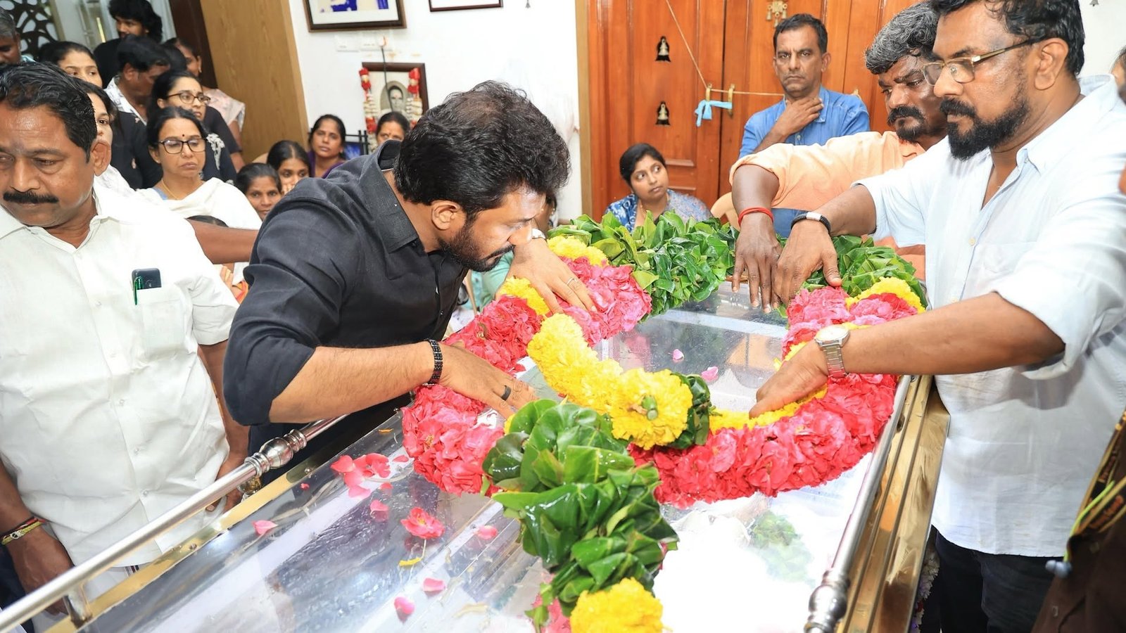 திரையுலகின் கண்ணீர் அஞ்சலி: 'இயக்குநர் இமயம்' பாரதிராஜாவுக்குப் திரையுலகினர் மரியாதை!