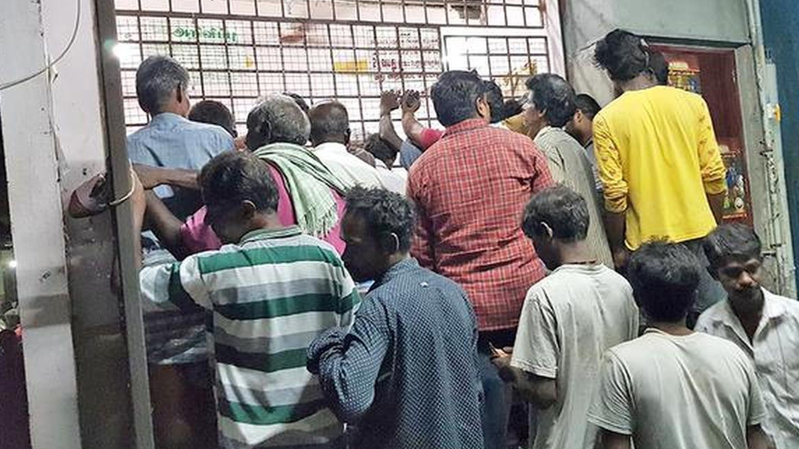 21 வயதிற்கு உட்பட்டவர்களுக்கு மது விற்பனைக்குத் தடை: டாஸ்மாக் ஊழியர்களுக்கு அரசு அதிரடி உத்தரவு!
