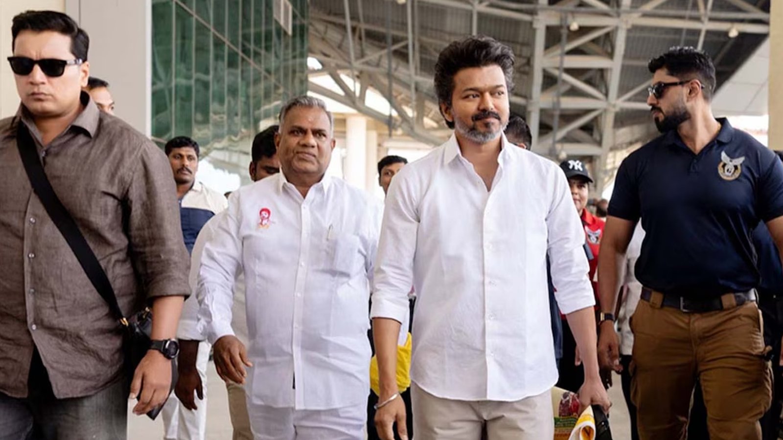 முதலமைச்சர் விஜயின் பிறந்தநாள் கொண்டாட்டம்: ஃபிளக்ஸ் பேனர்களுக்குத் தடை, நலத்திட்டங்களுக்கு முக்கியத்துவம் - தவெக பொதுச்செயலாளர் அதிரடி உத்தரவு!