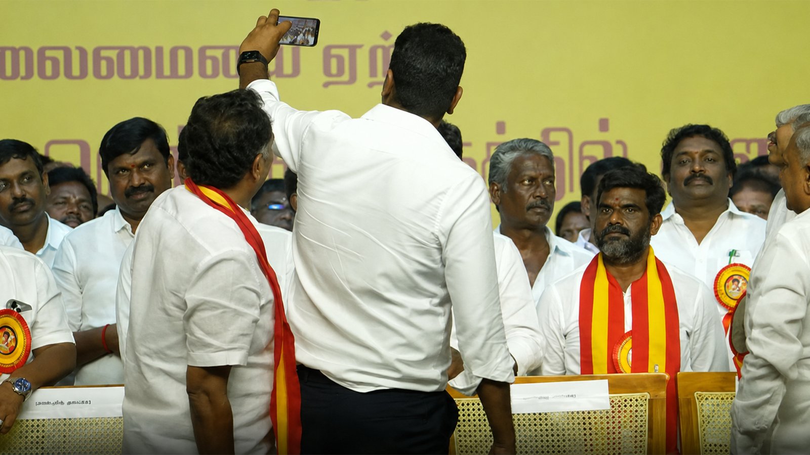 தொண்டரின் மொபைலில் செல்ஃபி வீடியோ: தவெக இணைப்பு விழாவில் அசத்திய அமைச்சர் ஆதவ் அர்ஜுனா!