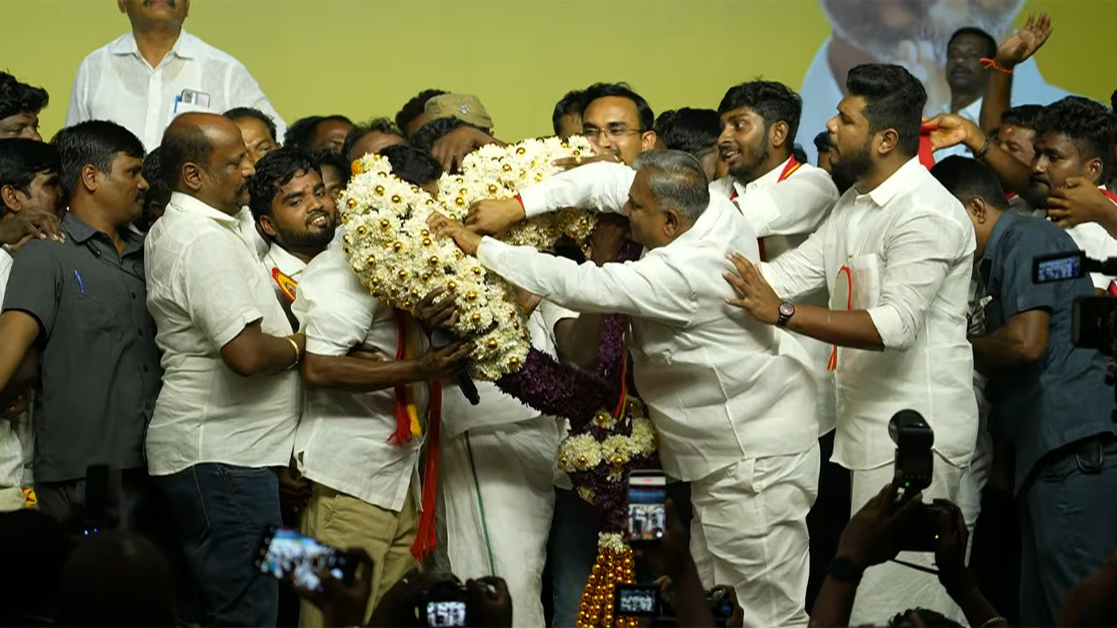 மாலையை மறுத்த அமைச்சர் ஆனந்த், சி.விஜயபாஸ்கருக்கு சூட்டி மேடையைக் கலகலப்பாக்கிய நெகிழ்ச்சி சம்பவம்!