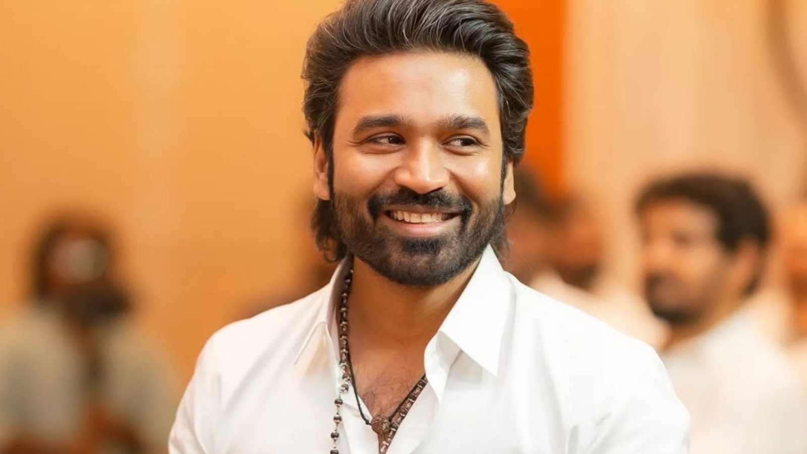 ரசிகர் மன்ற கொடியை அறிமுகப்படுத்திய தனுஷ்... அரசியல் என்ட்ரிக்கு அச்சாரமா? பரபரக்கும் புதிய விவாதம்!