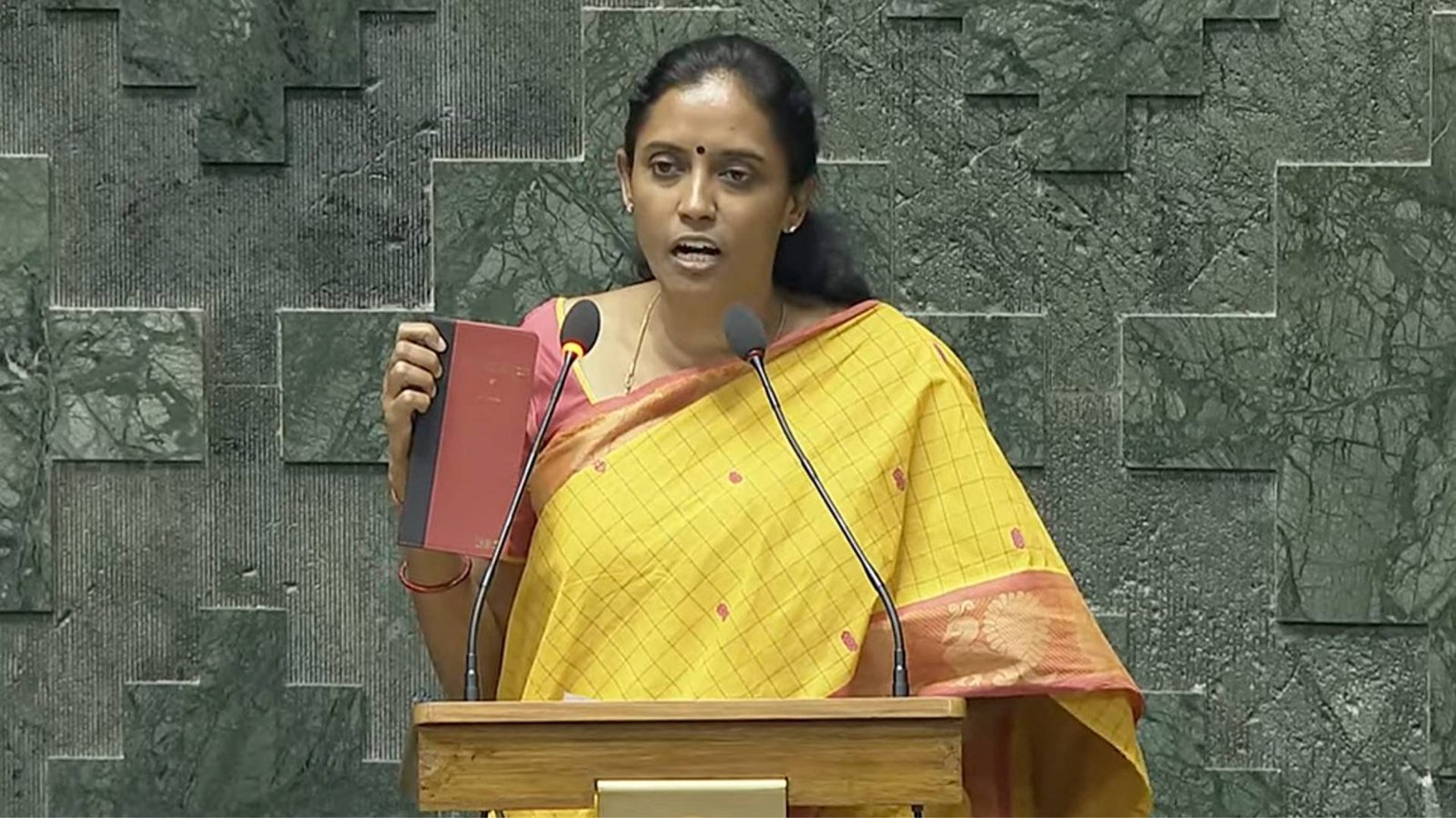 'நாங்கள் ஒன்றும் அடிமைகள் அல்ல; ராகுல் காந்தியின் குரலை எப்.ஐ.ஆர்-ஆல் நசுக்க முடியாது' - காங்கிரஸ் எம்.பி. ஜோதிமணி ஆவேசம்