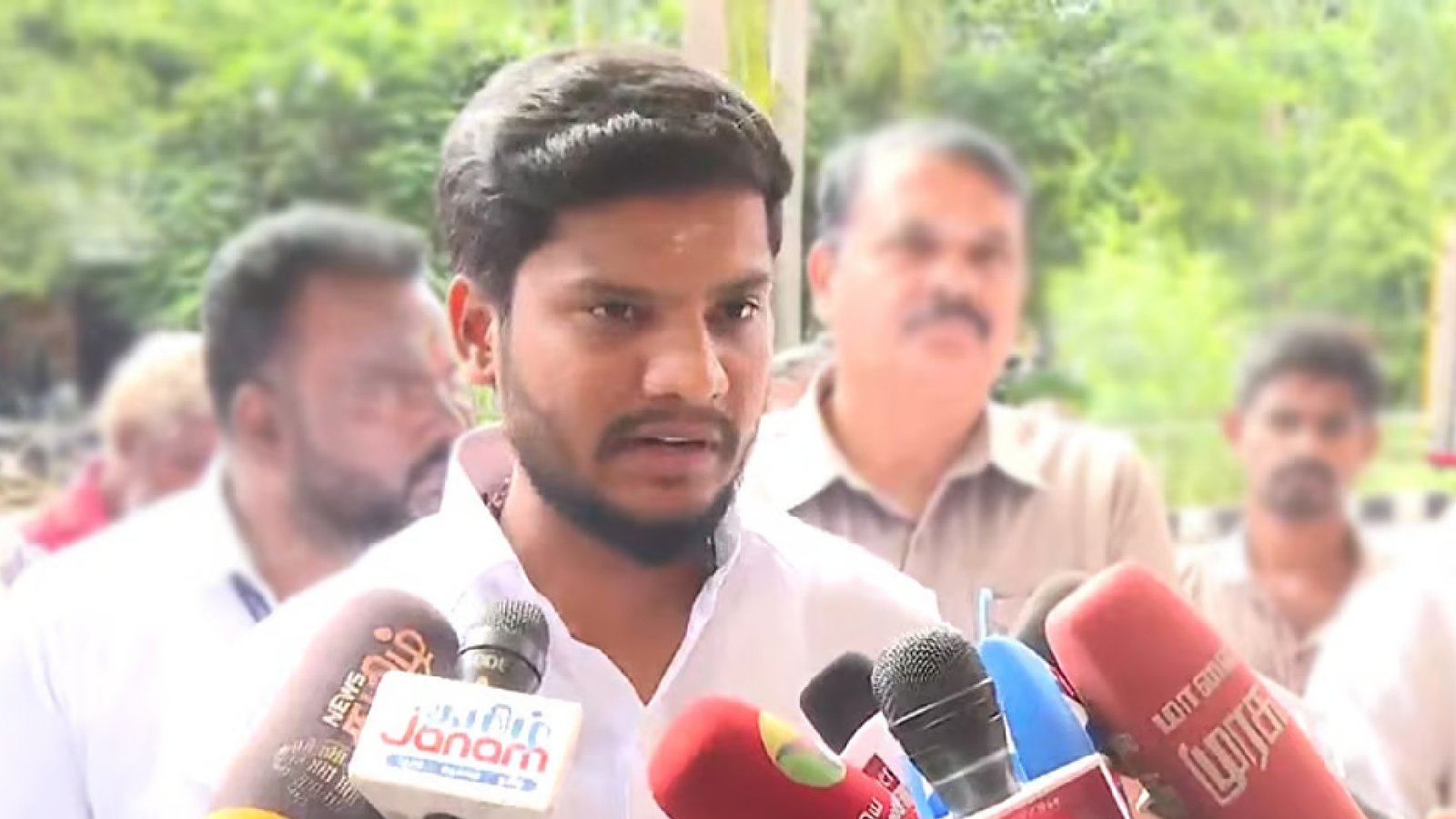 கோவில்களில் ரூ.5 கட்டணம் வசூலிக்கப்படுவது ஏன்? – அமைச்சர் ரமேஷ் விளக்கம்