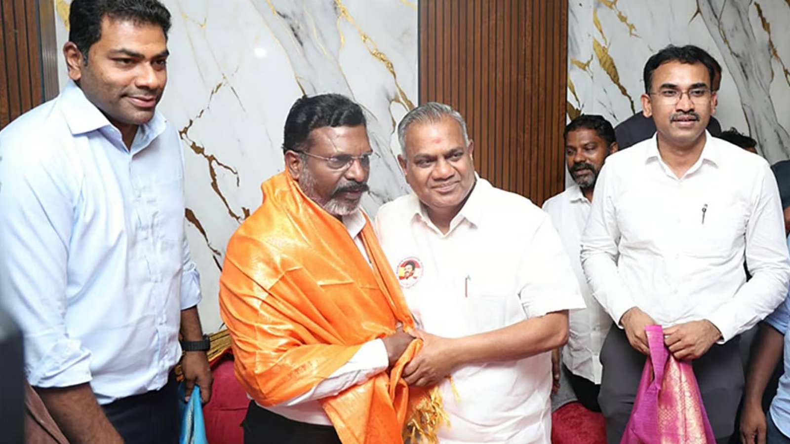 வி.சி.க. தலைவர் திருமாவளவனுடன் த.வெ.க. அமைச்சர்கள் சந்திப்பு!
