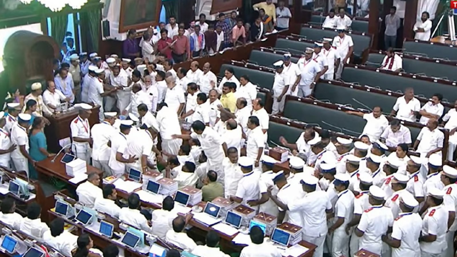 2-வது நாளாக அமளி: சட்டசபையில் இருந்து திமுகவினர் குண்டுக்கட்டாக வெளியேற்றம்
