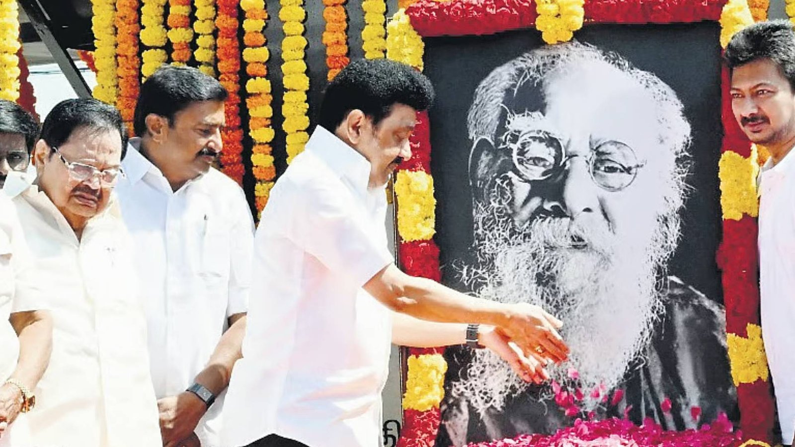 பெரியார் சிலைக்கு மு.க.ஸ்டாலின் மற்றும் உதயநிதி ஸ்டாலின் மரியாதை!