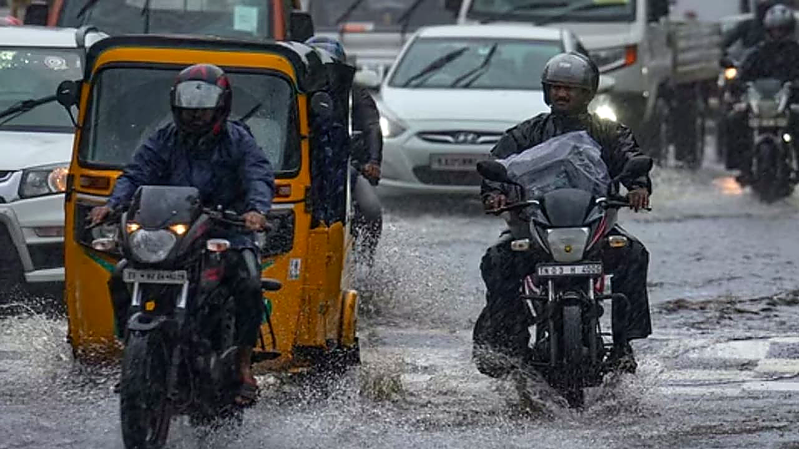 இன்று 6 மாவட்டங்களில் கனமழைக்கு வாய்ப்பு.. நாளை 11 மாவட்டங்களுக்கு கனமழை எச்சரிக்கை.!