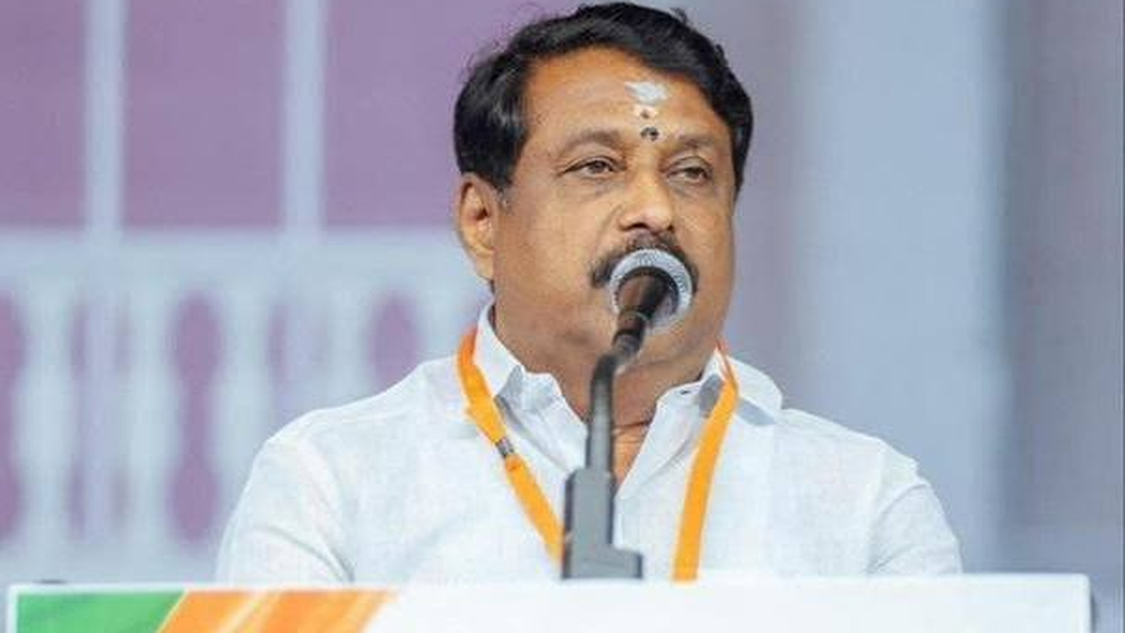 பெண் நிர்வாகி அளித்த புகாரின் பேரில், பாஜக மாநில பொதுச்செயலாளர் கருப்பு முருகானந்தம் அவரது கட்சிப் பொறுப்புகளில் இருந்து அதிரடியாக நீக்கப்பட்டுள்ளார்.