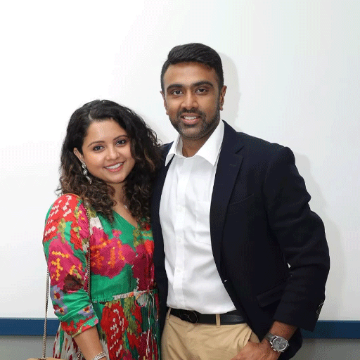 மனைவியுடன் வந்து வாக்களித்தார் கிரிக்கெட் நட்சத்திரம் ரவிச்சந்திரன் அஸ்வின்!