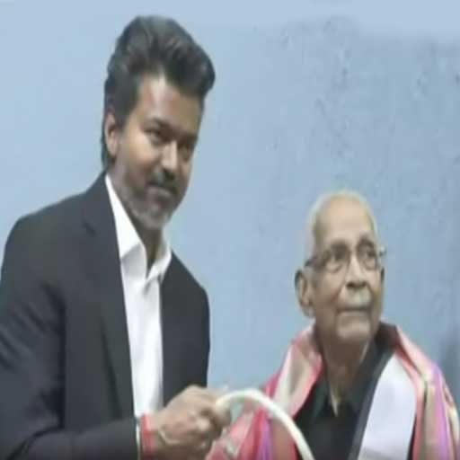 பெரியார் திடலில் முதலமைச்சர் விஜய் மலர்தூவி மரியாதை: கி.வீரமணியிடம் வாழ்த்துப் பெற்றார்!