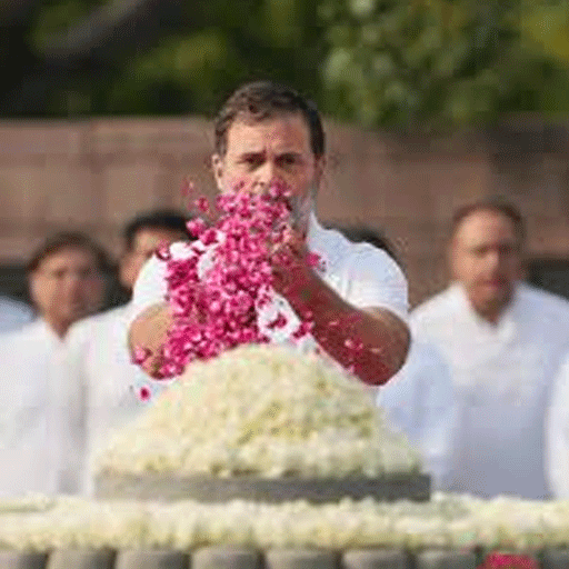 மறைந்த முன்னாள் பிரதமர் ராஜீவ் காந்தியின் 35-வது நினைவு நாள்: டெல்லி நினைவிடத்தில் காங்கிரஸ் தலைவர்கள் மலர்தூவி அஞ்சலி!