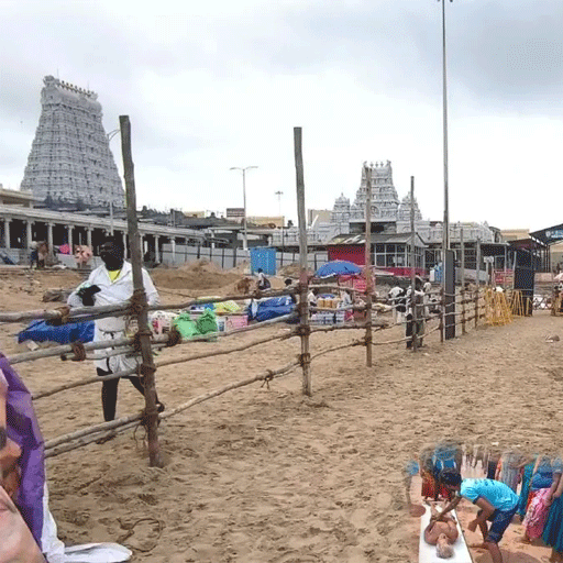 திருச்செந்தூரில் பரபரப்பு: பௌர்ணமியால் திடீர் கடல் சீற்றம்! ராட்சத அலையில் சிக்கிய 2 பக்தர்களுக்குக் காலில் எலும்பு முறிவு – கோயில் நிர்வாகம் அவசர அறிவுறுத்தல்!