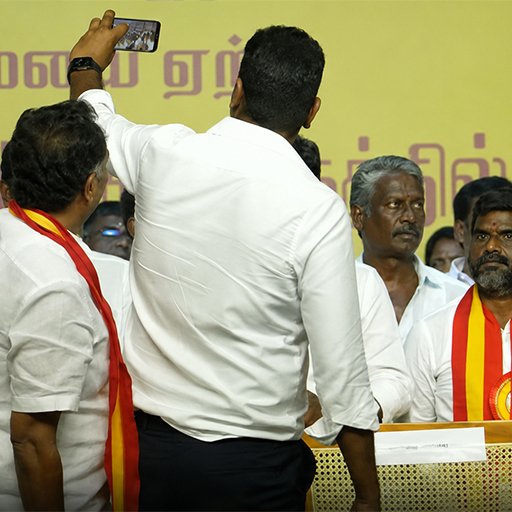தொண்டரின் மொபைலில் செல்ஃபி வீடியோ: தவெக இணைப்பு விழாவில் அசத்திய அமைச்சர் ஆதவ் அர்ஜுனா!