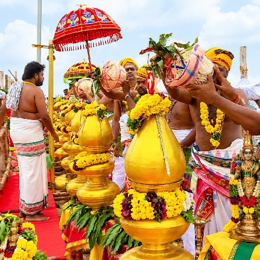 மதுரை மீனாட்சி அம்மன் கோவிலில் மகா கும்பாபிஷேகம் கோலாகலம்... கலசங்களில் புனித நீர் ஊற்றப்பட்டது