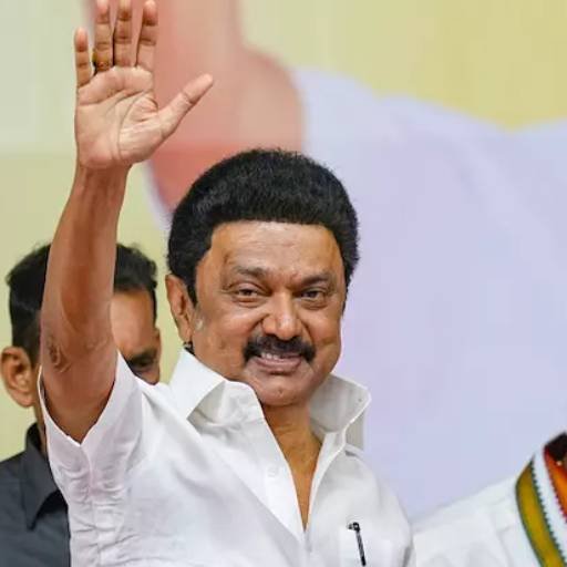 பெரியார் சிலைக்கு மு.க.ஸ்டாலின் மற்றும் உதயநிதி ஸ்டாலின் மரியாதை!